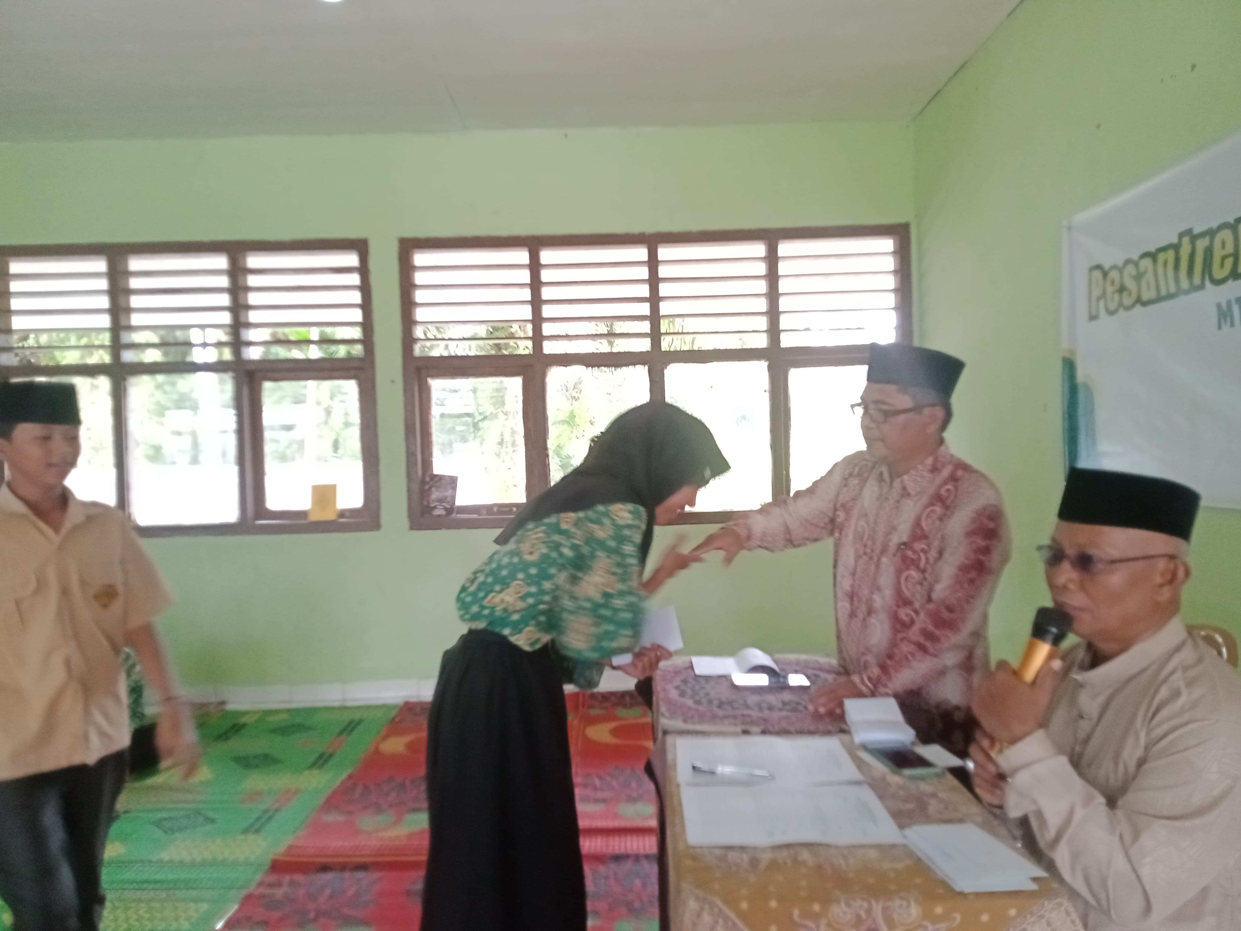 Pembagian Zakat di MTsN 2 Tanjung Jabung Timur: 52 Siswa Menerima Manfaat di Bulan Penuh Berkah