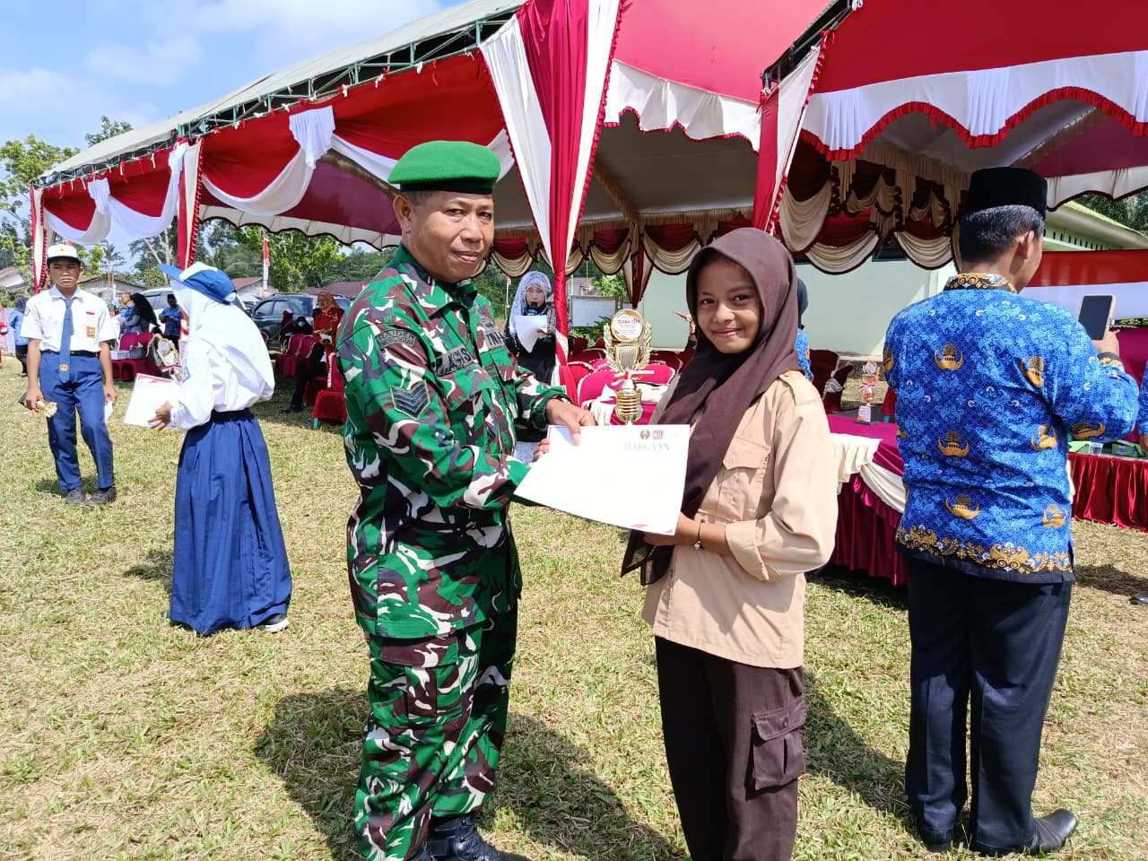 Siswi MTsN 2 Tanjung Jabung Timur Raih Juara 3 Lomba Vokal Solo Lagu Daerah Jambi Tingkat SLTP pada HUT RI ke-80 di Kecamatan Rantau Rasau