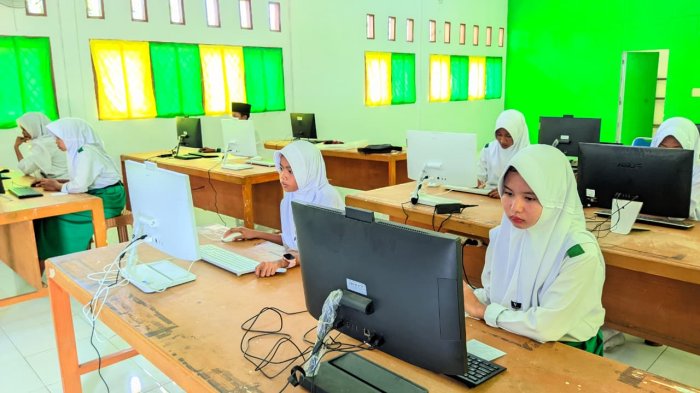 Hari Kedua ANBK di MTsN 2 Tanjung Jabung Timur Berjalan Tertib dan Kondusif