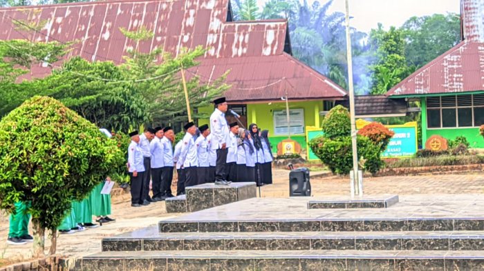 Pelaksanaan Upacara Bendera di MTsN 2 Tanjung Jabung Timur Berjalan Khidmat Pelaksanaan Upacara Bendera di MTsN 2 Tanjung Jabung Timur Berjalan Khidmat