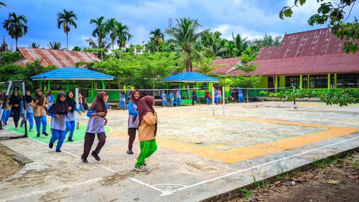 Semangat Mengayun Raket, Siswa MTsN 2 Tanjung Jabung Timur Antusias Ikuti Ekstrakurikuler Badminton Semangat Mengayun Raket, Siswa MTsN 2 Tanjung Jabung Timur Antusias Ikuti Ekstrakurikuler Badminton
