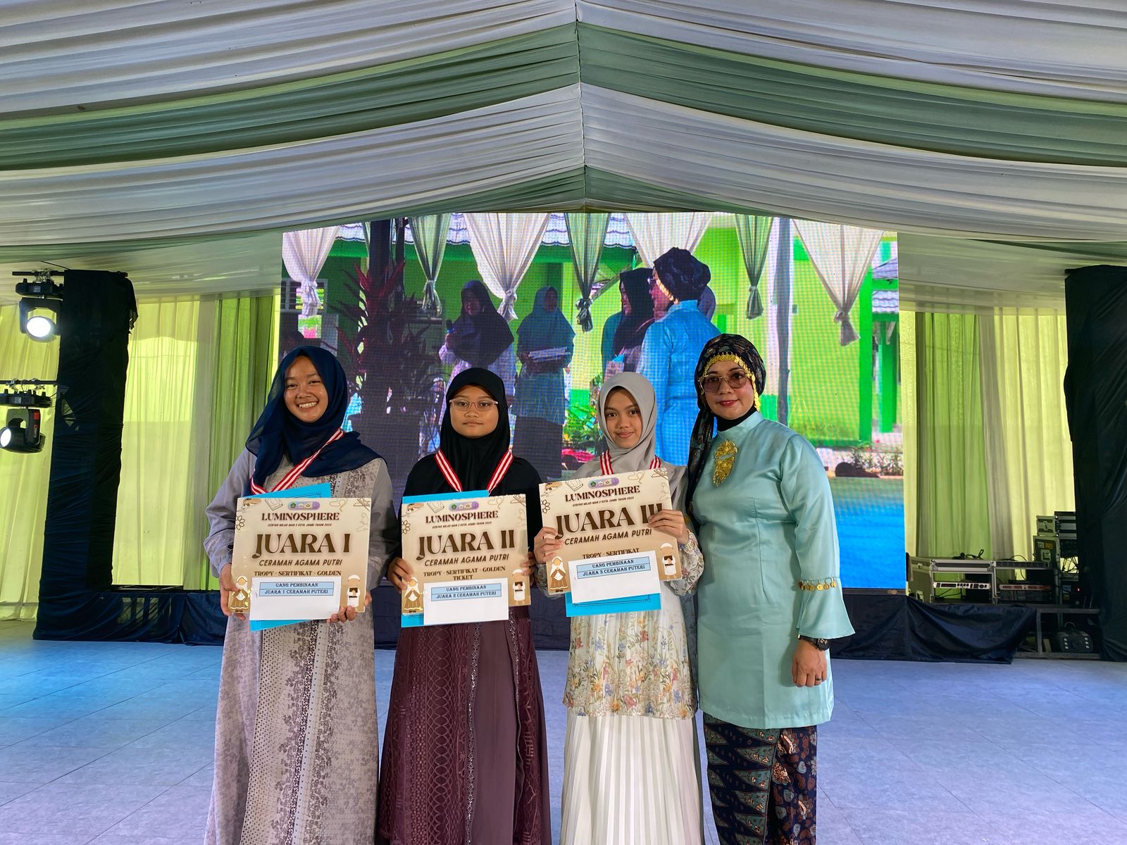 Juara 1 Tingkat Provinsi! Wiayu Hasanah Angkat Nama MTsN 2 Tanjab Timur di Ajang Ceramah Agama Juara 1 Tingkat Provinsi! Wiayu Hasanah Angkat Nama MTsN 2 Tanjab Timur di Ajang Ceramah Agama