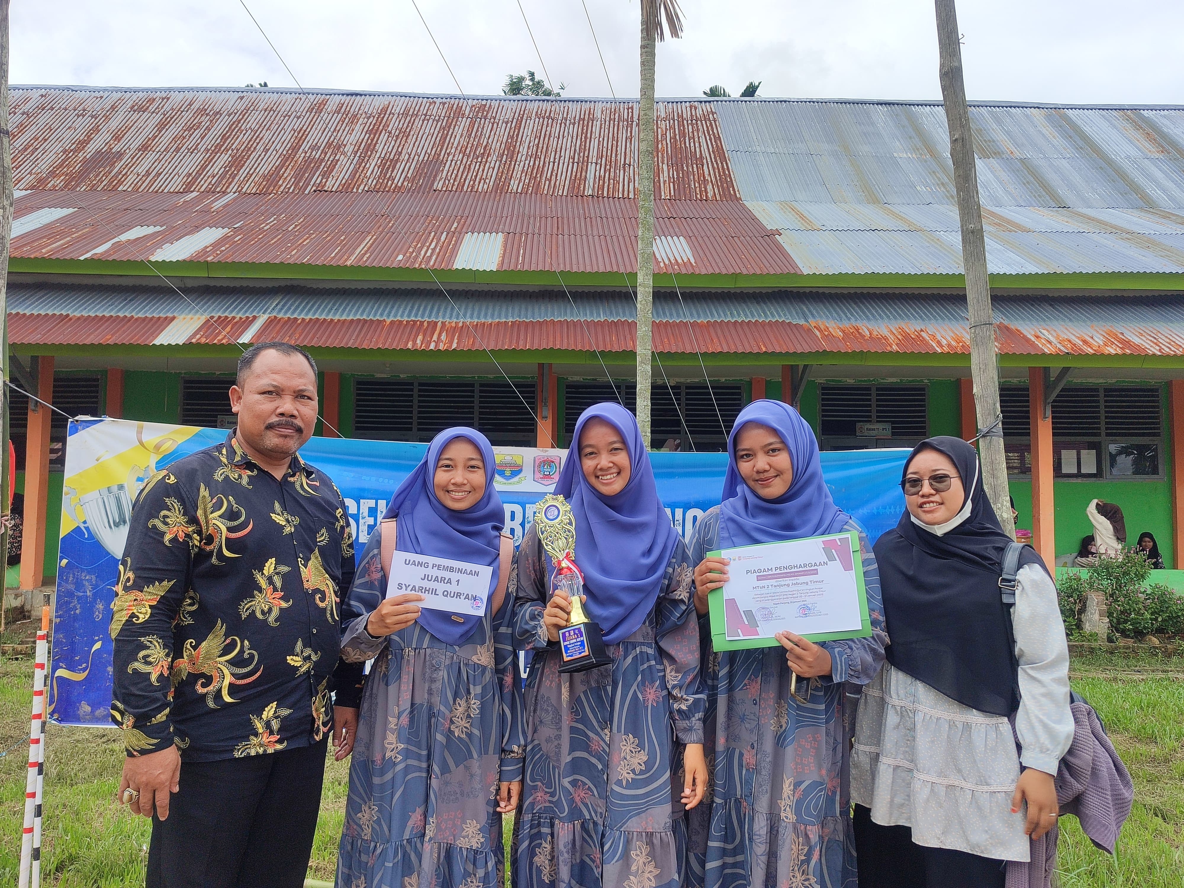 Kalahkan Peserta SLTA, Tim Syarhil Quran MTsN 2 Tanjung Jabung Timur Raih Juara 1 di Ajang Bergengsi Kalahkan Peserta SLTA, Tim Syarhil Quran MTsN 2 Tanjung Jabung Timur Raih Juara 1 di Ajang Bergengsi