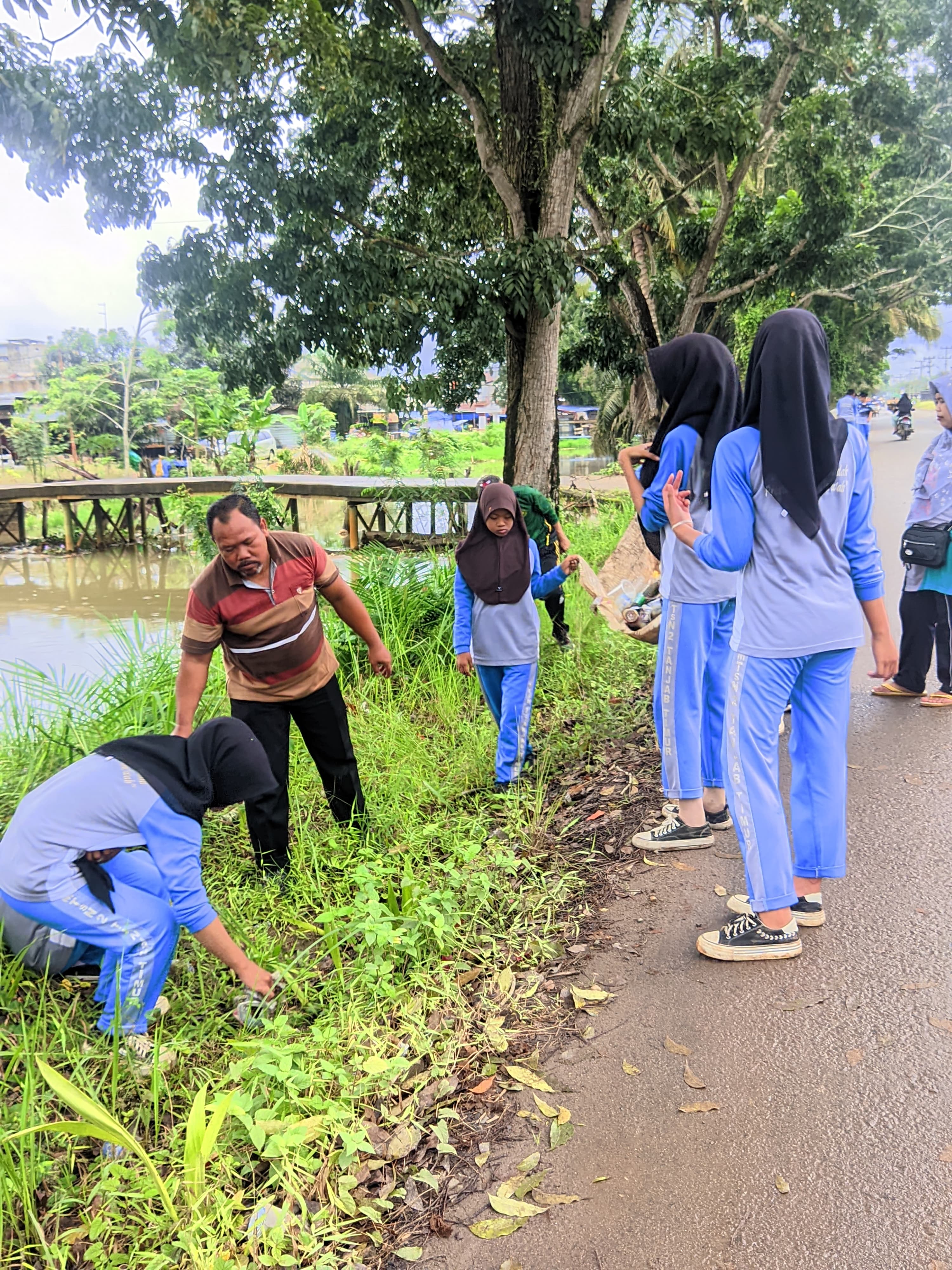 Sambut Ramadan, Siswa MTsN 2 Tanjung Jabung Timur Gelar Bakti Sosial Bersihkan Lingkungan Sambut Ramadan, Siswa MTsN 2 Tanjung Jabung Timur Gelar Bakti Sosial Bersihkan Lingkungan