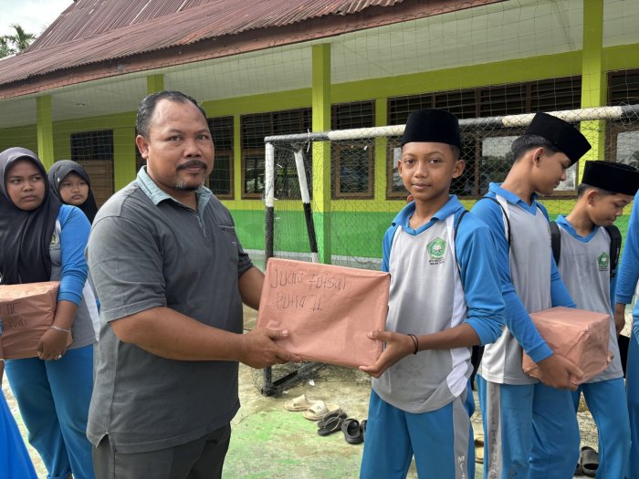 Sorak Bahagia Warnai Pembagian Hadiah Class Meeting MTsN 2 Tanjung Jabung Timur